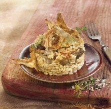 Tambor de arroz de setas con chips de alcachofa