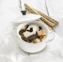 Ou en cocota amb bolets de primavera i tòfona negra