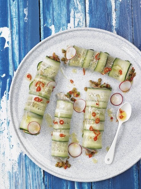 Rollos de papel de arroz y pepino rellenos de lentejas y verduras crudas