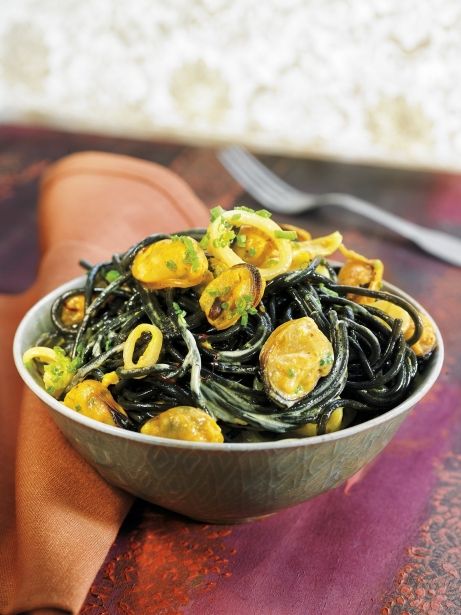 Pasta negra con mejillones y crema de azafrán