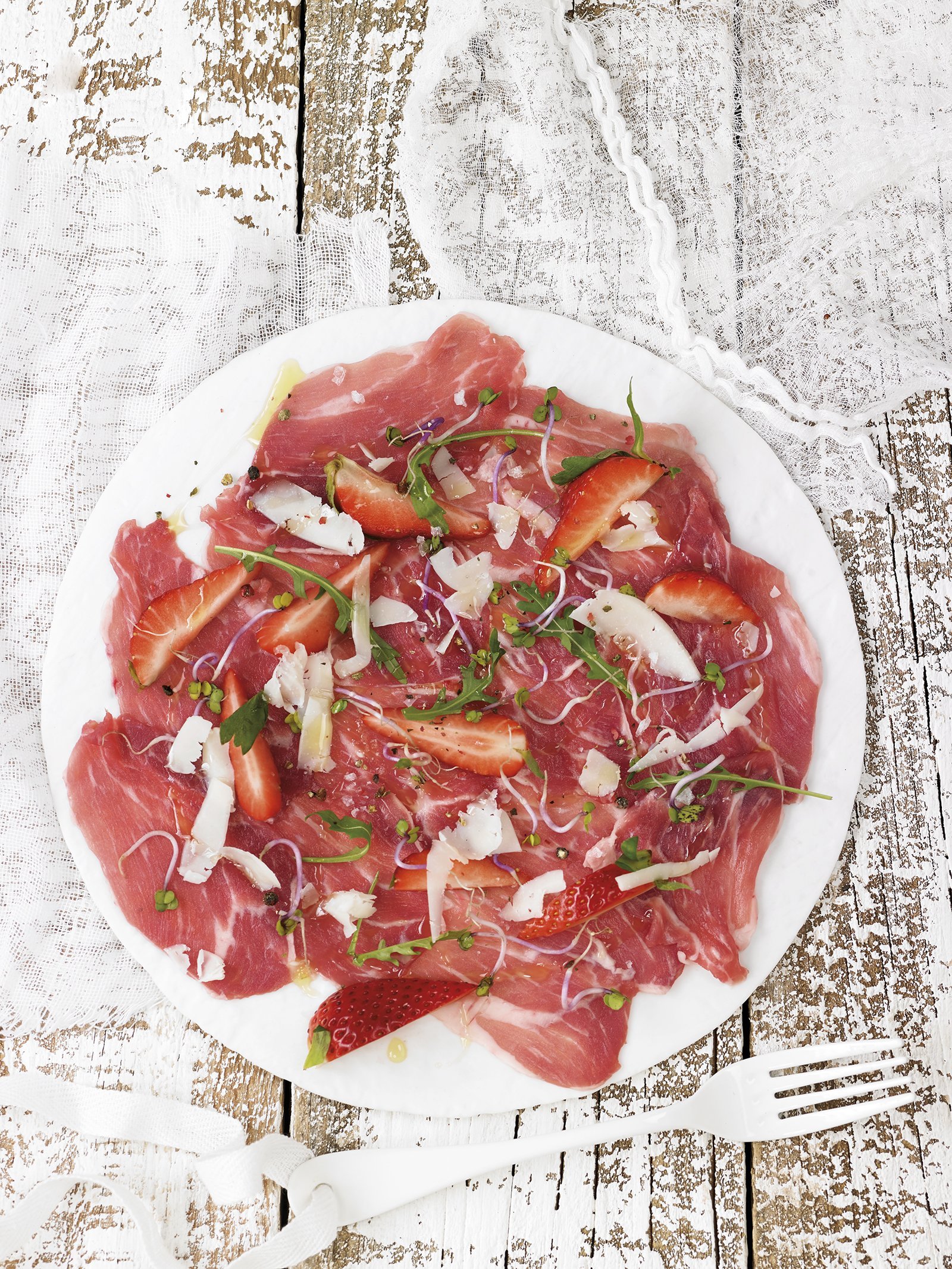 Carpaccio de presa ibèrica amb maduixes i germinats