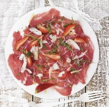 Carpaccio de presa ibèrica amb maduixes i germinats