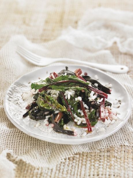 Hojas de remolacha fresca con arroz y vinagre