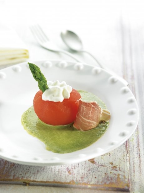 Tomate raf confitado, espuma de queso y emulsión de espárragos