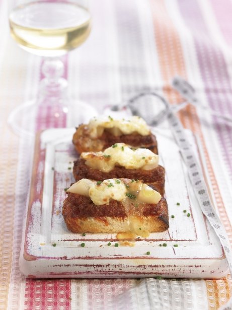 Tapita de sobrasada con peras y queso de cabra gratinado