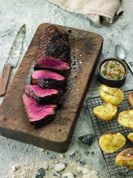 Filete de buey a la brasa con salsa criolla y patatas al caliu