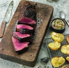 Filete de buey a la brasa con salsa criolla y patatas al rescoldo