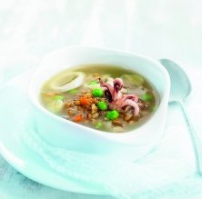 Sopa de espelta con calamar, guisantes y crujiente de puerro