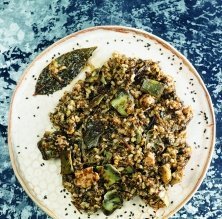 Arroz negro de tempeh con sojanesa de lima-limón