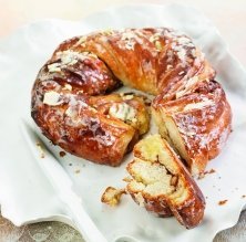 Trenza rellena de crema de almendras, canela, ron y pasas