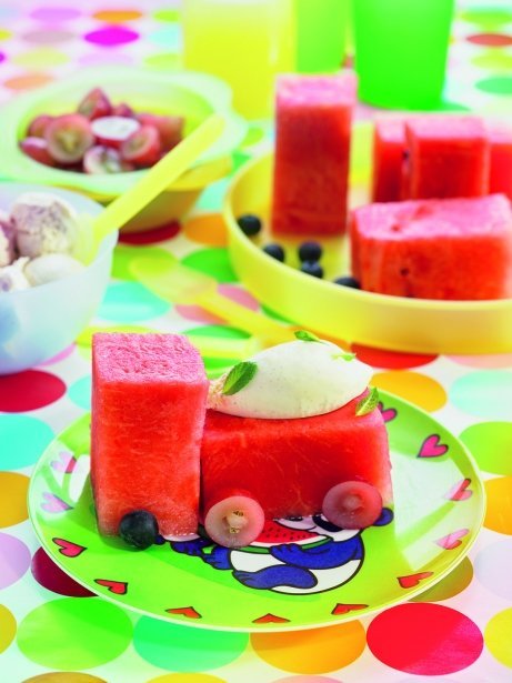 Camioncitos de sandía con helado de vainilla