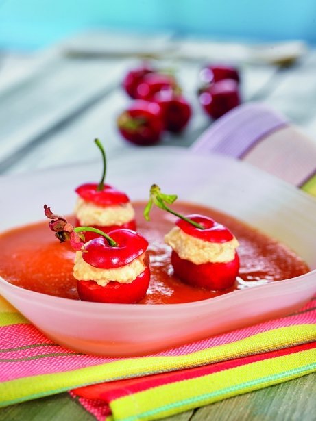 Cerezas rellenas de mascarpone con sopa de nísperos