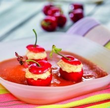 Cerezas rellenas de mascarpone con sopa de nísperos