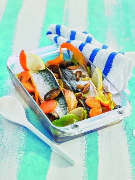 Caballa en escabeche con setas y verduras tiernas