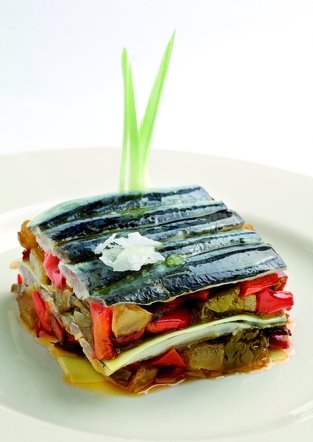 Lasaña de boquerones y pisto con lechugas y vinagreta de yogur