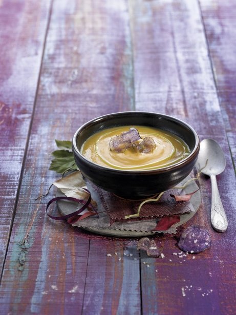 Crema de boniato con chips de patata violeta y aceite de albahaca