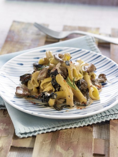 Pasta corta con salsa de caldo de carne, foie gras y setas