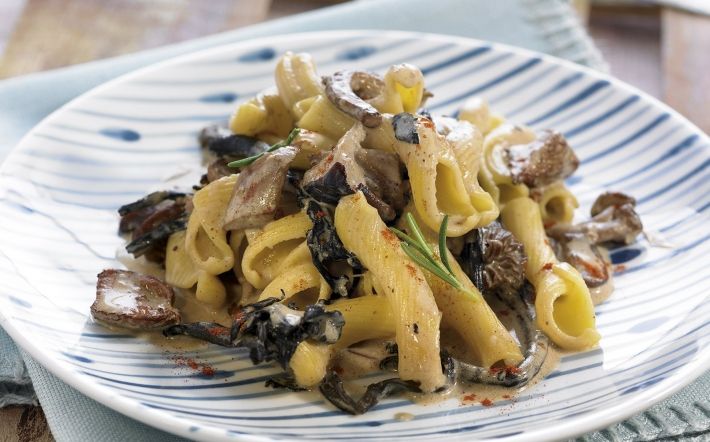 Pasta curta amb salsa de brou de carn, 'foie-gras' i bolets