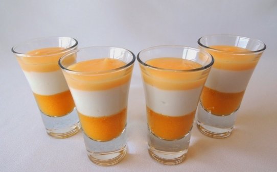 Vasito de crema de coco, lemon curd y coulis de mango