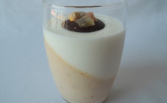 Vasito de mousse de turrón, yogur y bombón de músico