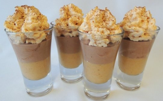 Vasito de turrón de crema, mousse de chocolate y espuma de caramelo