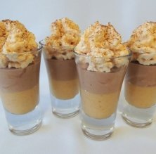 Gotet de torró de crema, mousse de xocolata i escuma de caramel