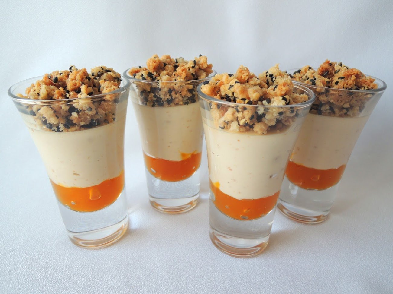Gotet de torró i mascarpone, mango i crumble de sèsam negre