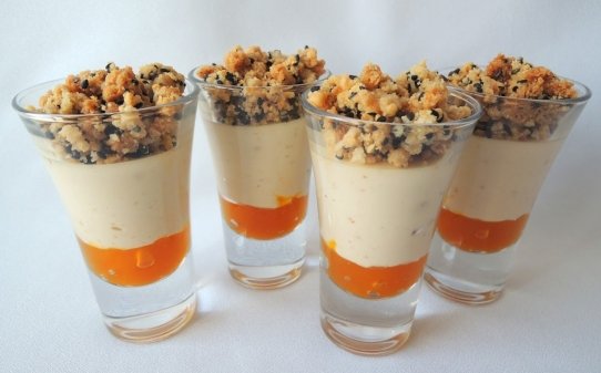 Vasito de turrón y mascarpone, mango y crumble de sésamo negro