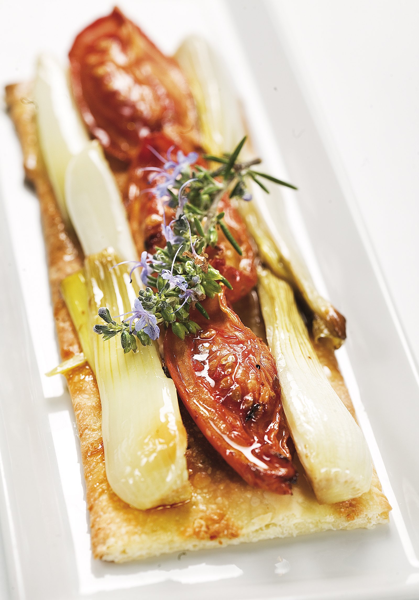 Coca de tomàquet i ceba amb sajolida