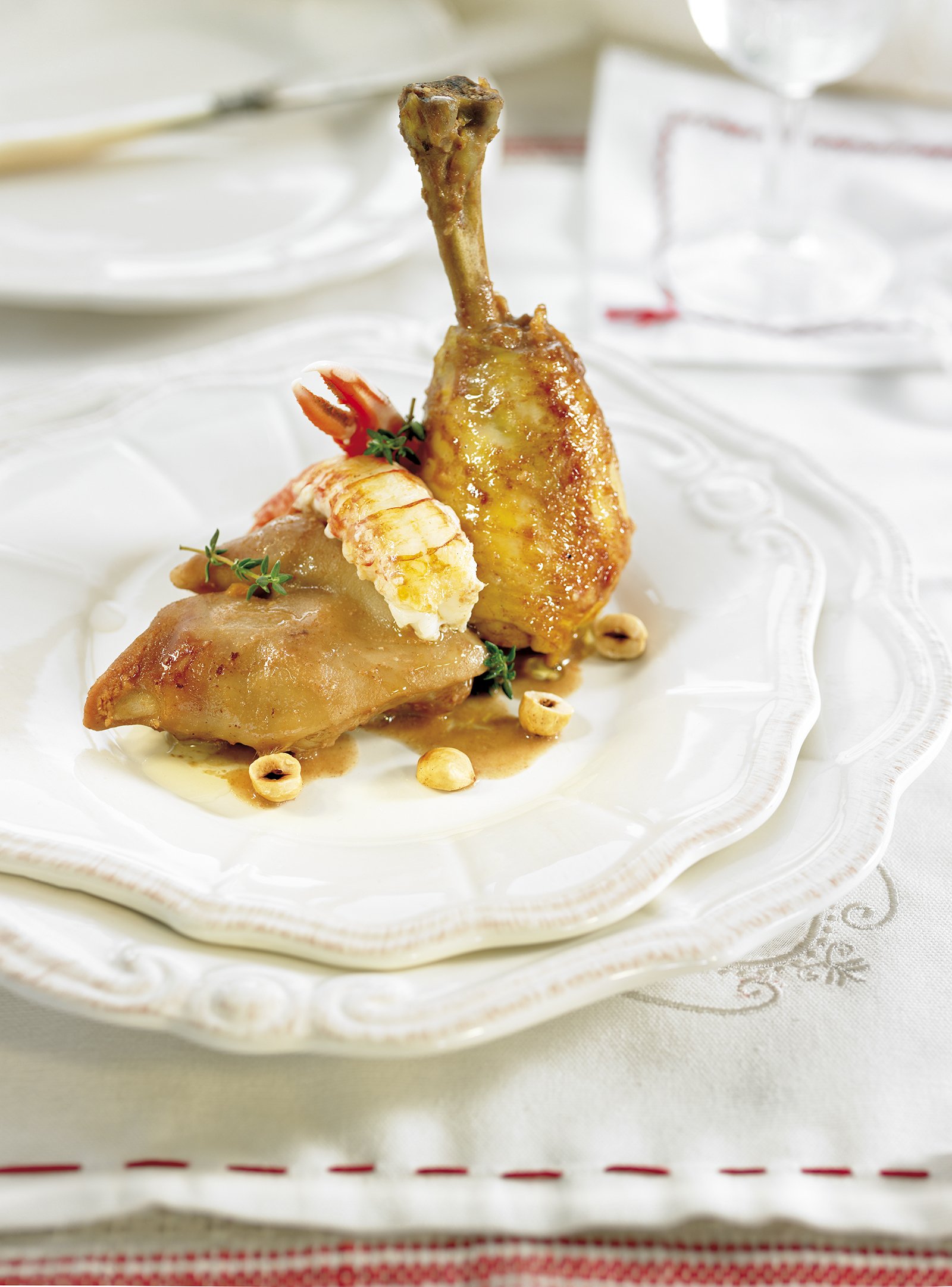 Pollo del Penedès con pie de cerdo y cigalas