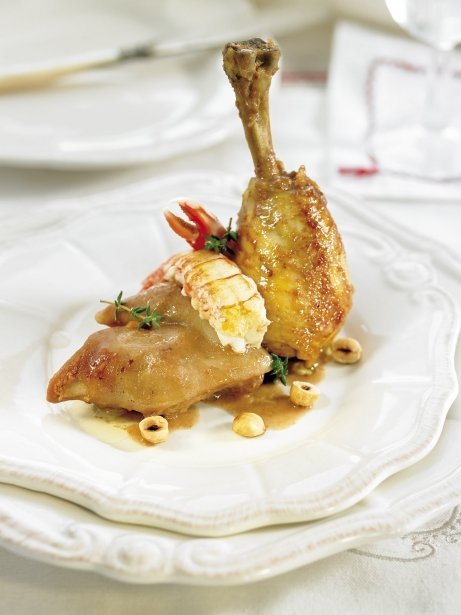 Pollo del Penedès con pies de cerdo y cigalas