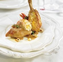 Pollo del Penedès con pie de cerdo y cigalas