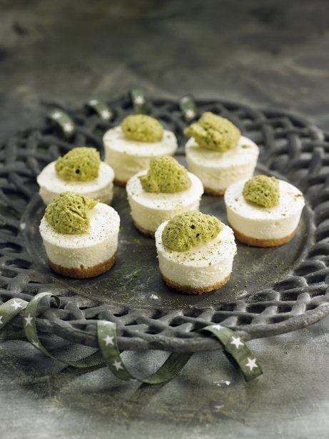 Marquesa de chocolate blanco con mousse de té verde matcha