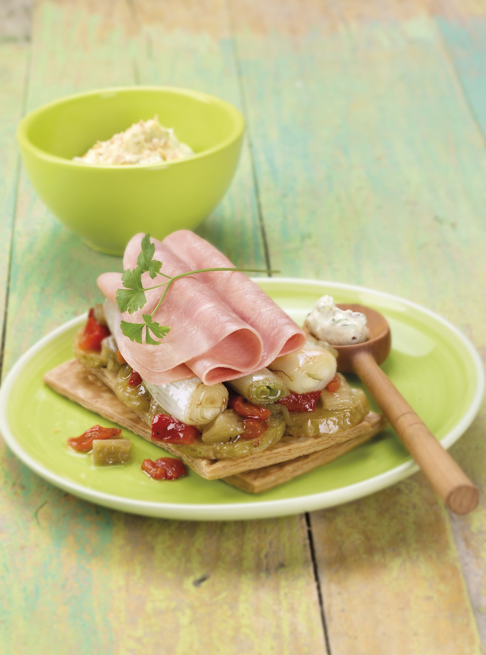 Coca escalivada con jamón cocido