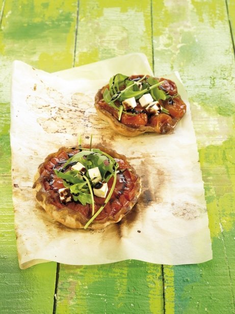 Tatin de tomates, rúcula y queso feta