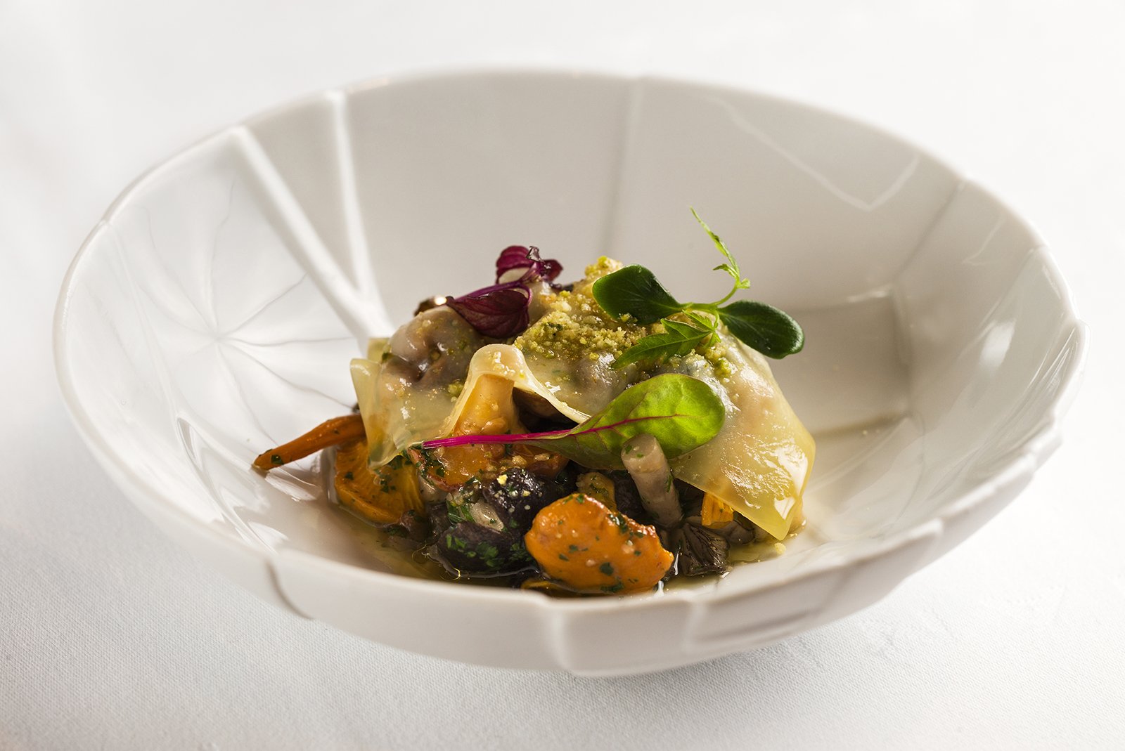 Saltat de bolets amb pols de fruita seca i gruyère