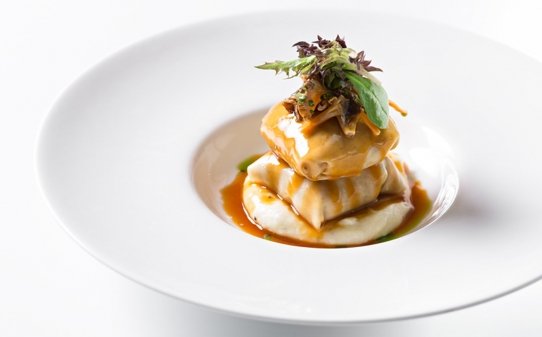 Ravioli de gall negre del Penedès amb Parmentier de patata i tòfona negra, camagrocs i glaça de rostit