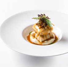 Ravioli de gallo negro del Penedès con Parmentier de patata y trufa negra, camagrocs y hiela de asado