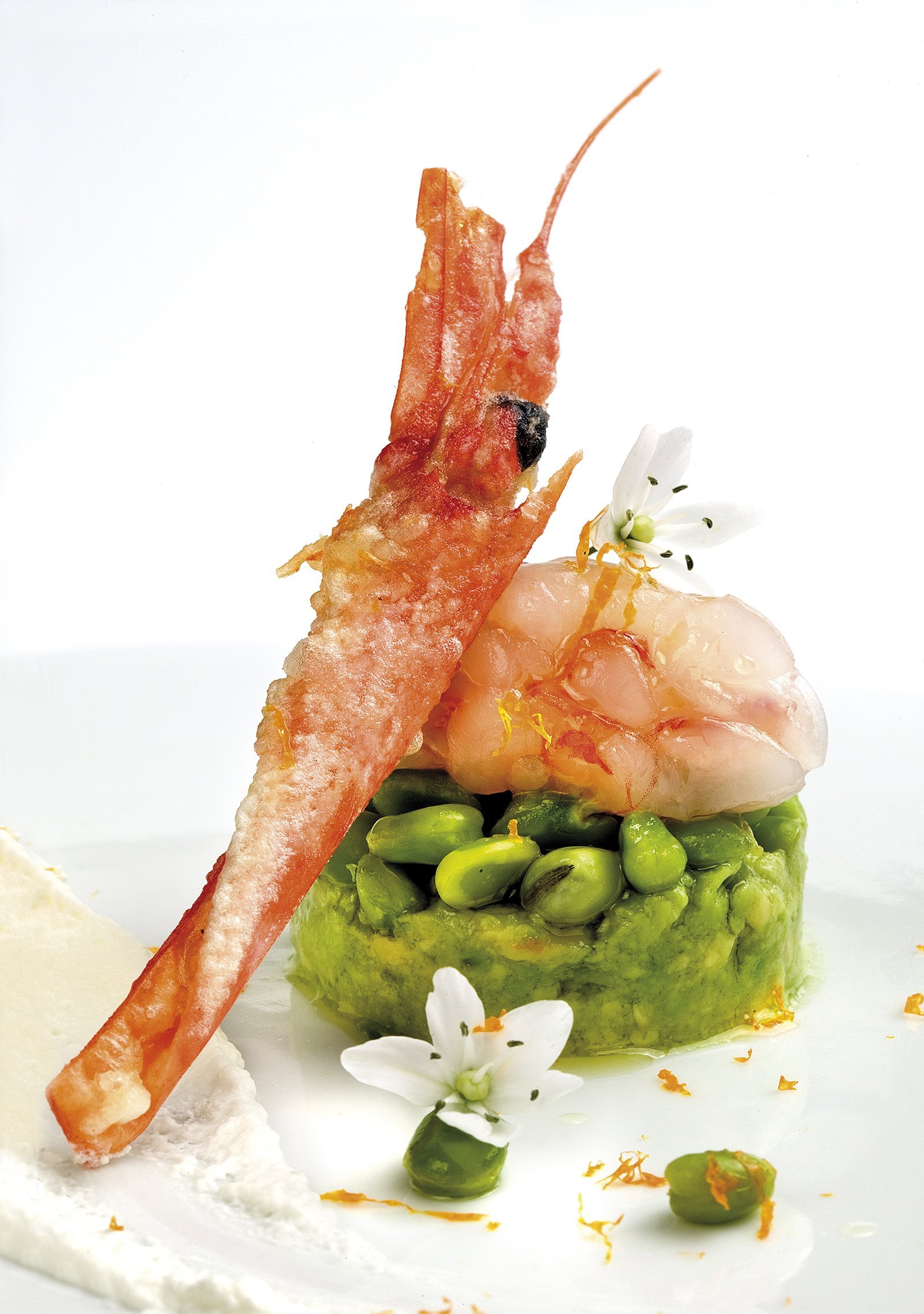 Tàrtar de gambes, favetes, alvocats i flors d'alls de marge