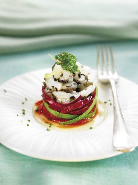 Esqueixada de bacalao con ajo y aceitunas negras