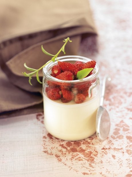 Cuajada de yogur de cabra con fresas