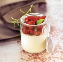 Cuajada de yogur de cabra con fresas