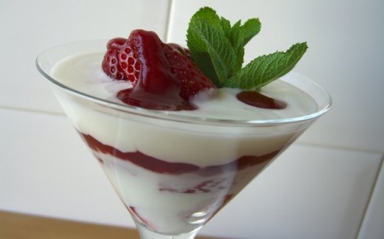 Copa de yogur casero con coulis de fresas