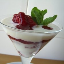 Copa de iogurt casolà amb coulis de maduixes