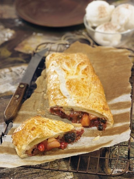 Strudel de frutas picants con helado de leche merengada