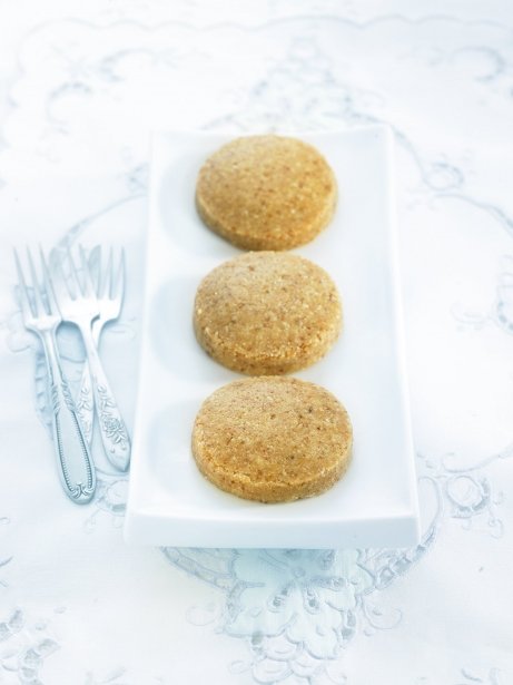 Polvorones con almendras y dátiles