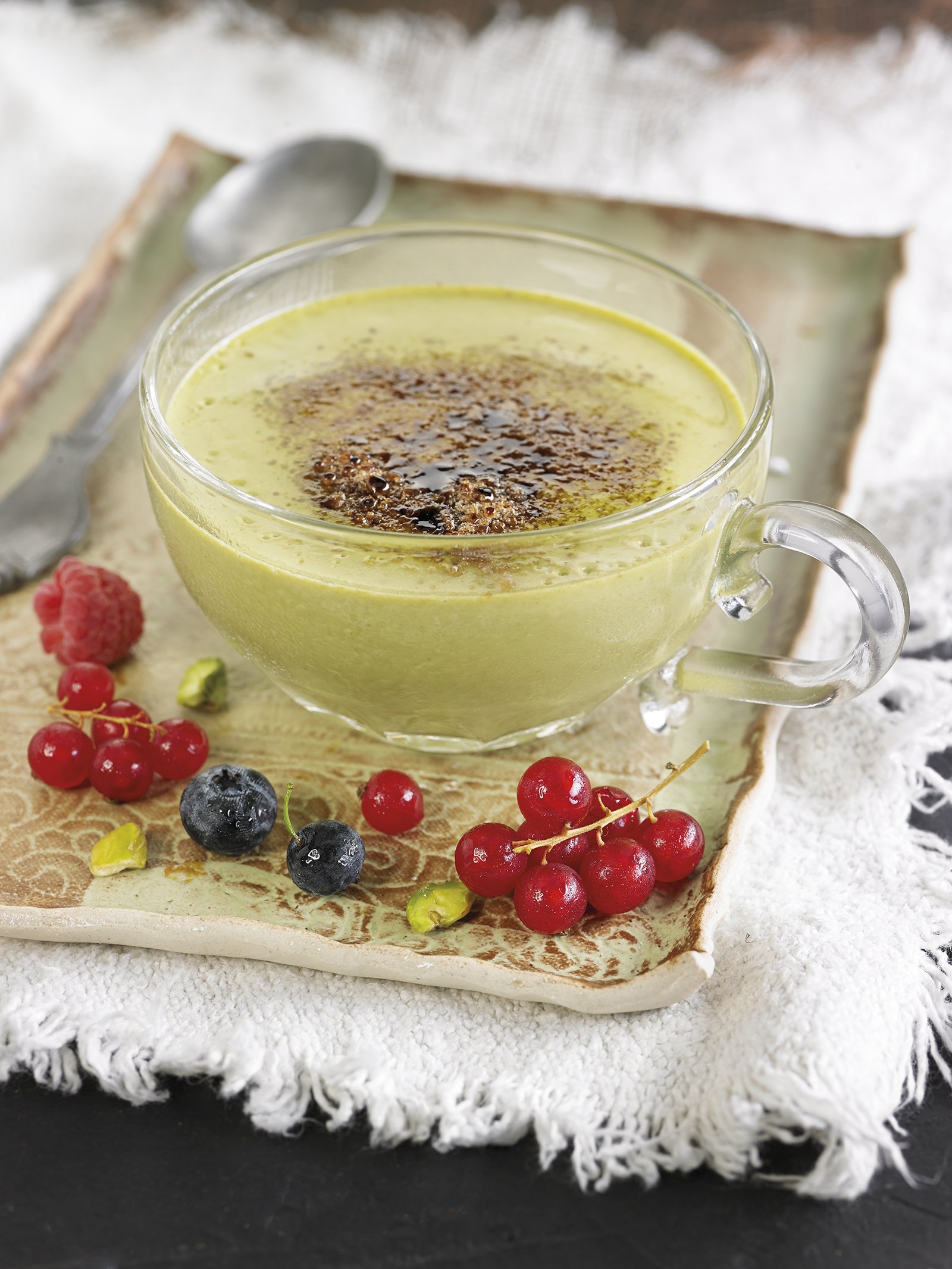 Crema catalana de pistachos con frutas rojas