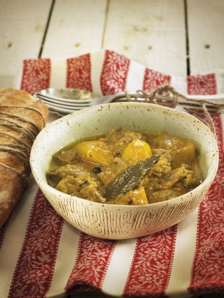 Carne estofada con patatas y hierbas aromáticas