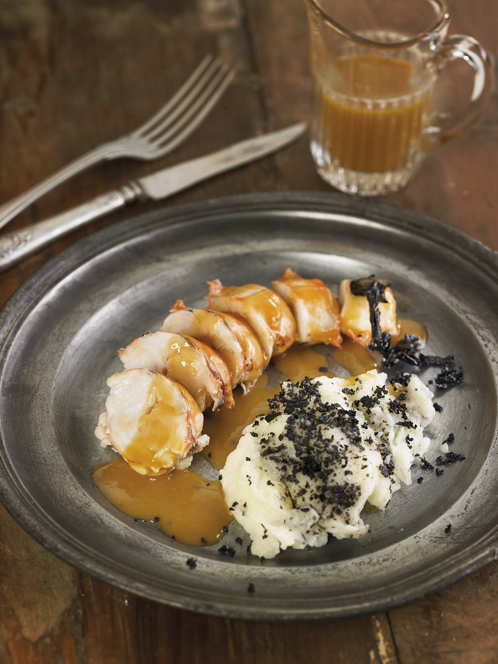 Llagosta confitada amb puré de trompetes de la mort