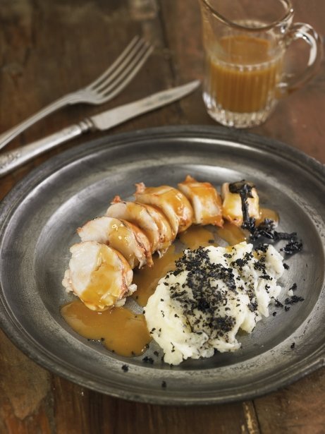 Langosta confitada con puré de trompetas de la muerte